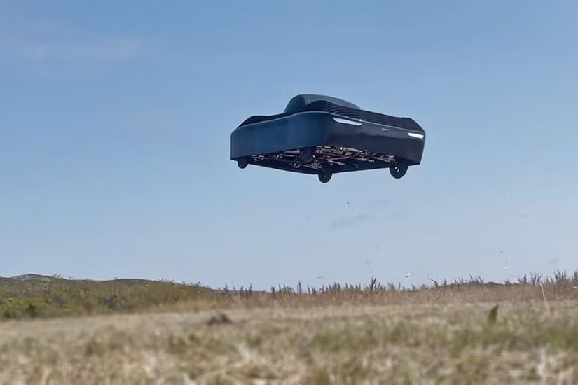 புகழ்பெற்ற ‘ஹாரி பாட்டர்’ படத்தில் இடம்பெறுவதைப்போன்ற பறக்கும் கார்! (Video)