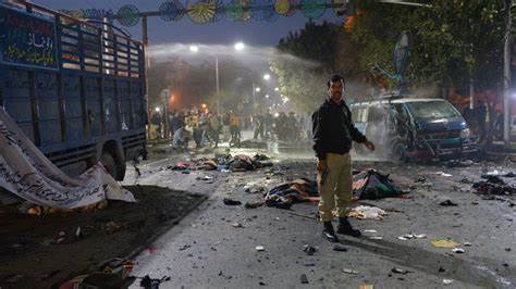 பாகிஸ்தானில் தொழிலாளர்களை ஏற்றிச் சென்ற வாகனத்தை குறிவைத்து நடத்தப்பட்ட குண்டுவெடிப்பில் 11 பேர் பலி.