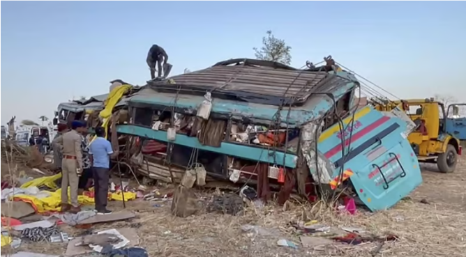 குஜராத்தில் சொகுசுப் பேருந்து கவிழ்ந்து விபத்துக்குள்ளானதில் 5 பேர் பலி; 37 பேர் காயம்