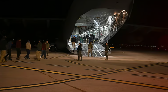 சட்டவிரோதமாக தங்கியிருந்த இந்தியர்களை ராணுவ விமானத்தில் நாடு கடத்திய அமெரிக்கா!