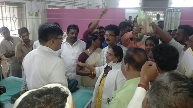 காலைசிற்றுண்டியில் பல்லி இறந்து கிடந்தை பாா்க்காமல் சாப்பிட்ட 14 மாணவ,மாணவிகள் சிகிச்சைக்காக நீடாமங்கலம் அரசு மருத்துவமனையில் அனுமதி