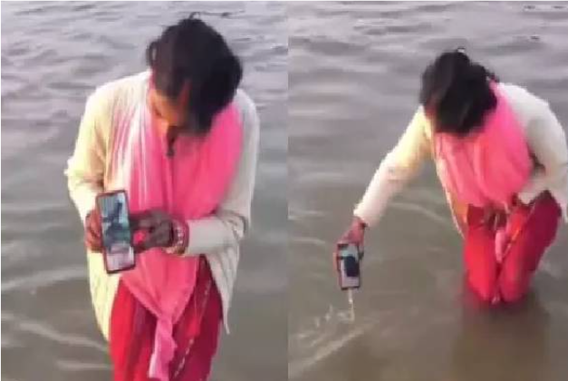 கணவரால் கும்பமேளாவுக்கு வர முடியாத காரணத்தால் வீடியோ கால் செய்து செல்போனை தண்ணீரில் முக்கி எடுத்த மனைவி!