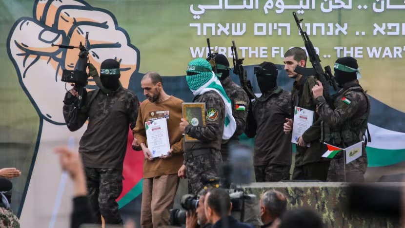 பிணையாளிகளையும் , கைதிகளையும் கண்ணியமாகப் பரிமாற்றம் செய்துகொள்ளவேண்டும் : செஞ்சிலுவைச் சங்கம்.