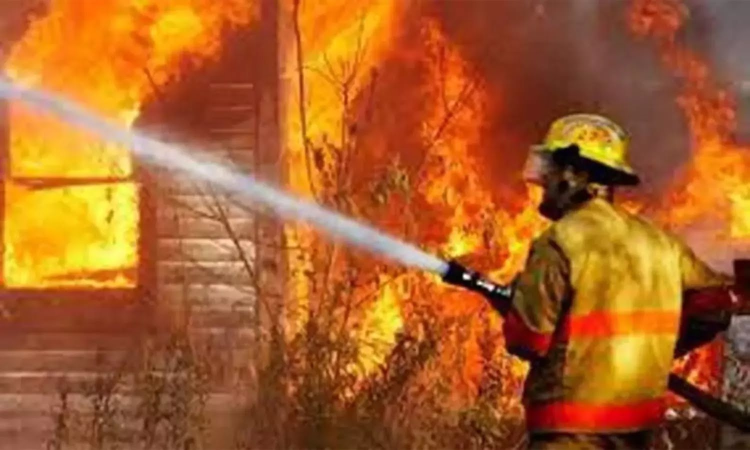 குஜராத் மாநிலம், ராஜ்கோட்டில் 12 மாடி குடியிருப்பு கட்டடத்தில் ஏற்பட்ட தீ விபத்தில் 3 பேர் உடல் கருகி பலி!