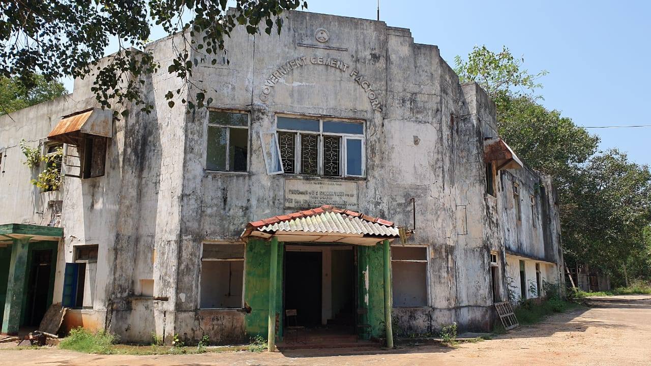 காங்கேசன்துறை சீமெந்து தொழிற்சாலைக்கு அமைச்சர் குழு விஜயம்.