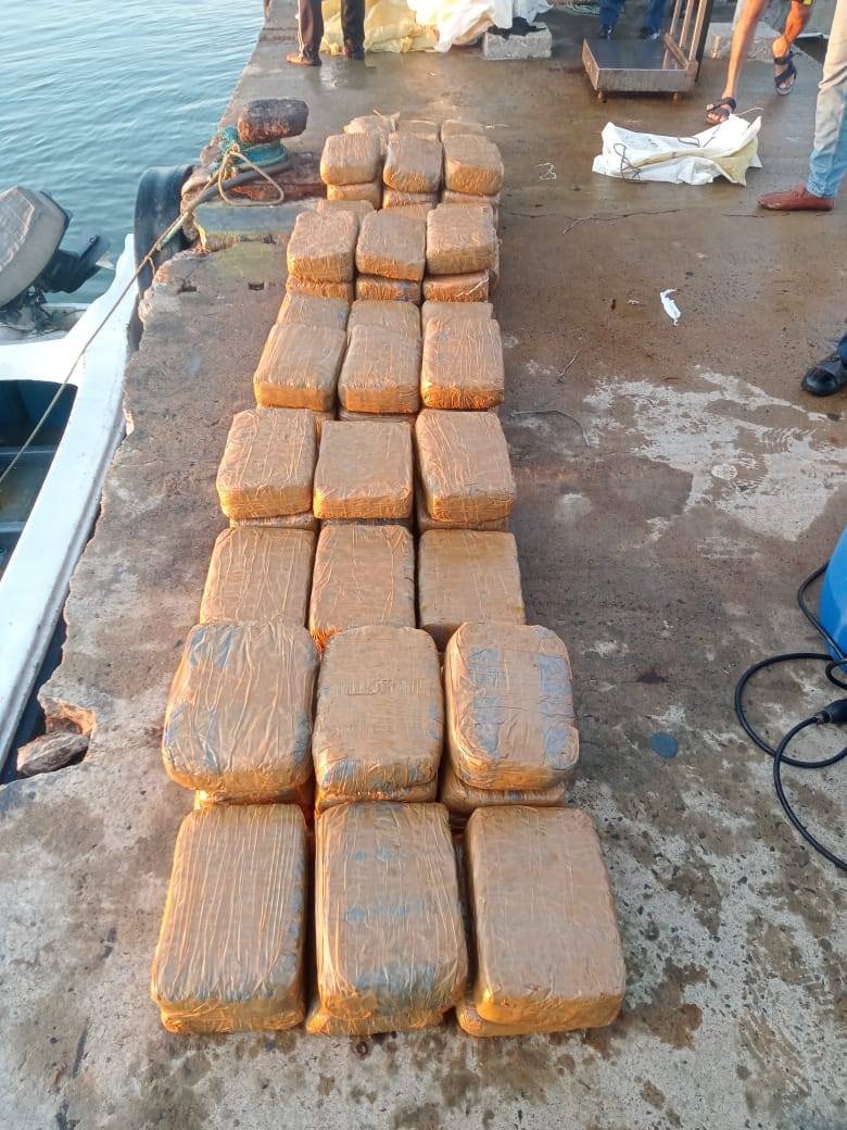 அனலைதீவு கடற்பரப்பில் படகொன்றினை சோதனையிட்ட பொழுது கஞ்சா கைப்பற்றல்.