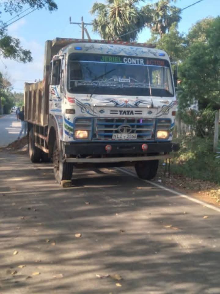 யாழ் பருத்தித்துறையில் மணல் ஏற்றிச் சென்ற டிப்பர் மீது துப்பாக்கிச்சூடு..!! ஒருவர் படுகாயம்.