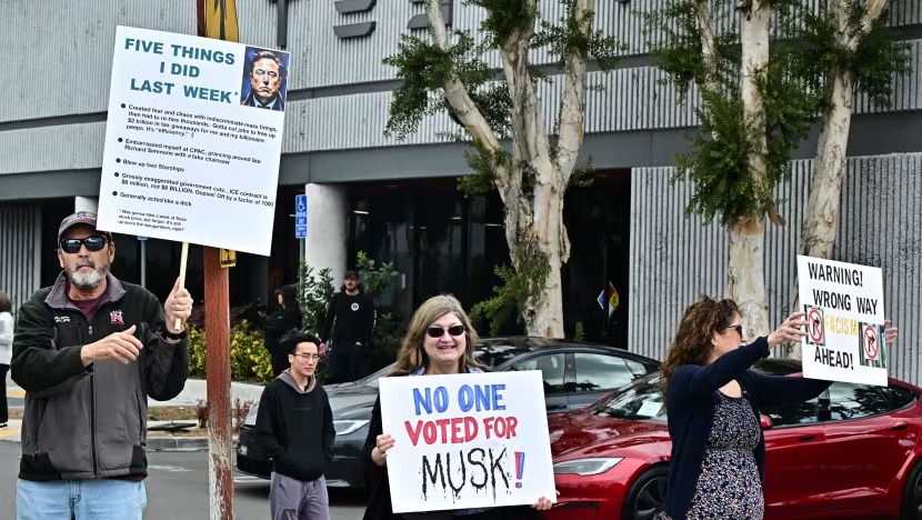 இலோன் மஸ்க்கிற்கு எதிராகப் போராட்டம்.