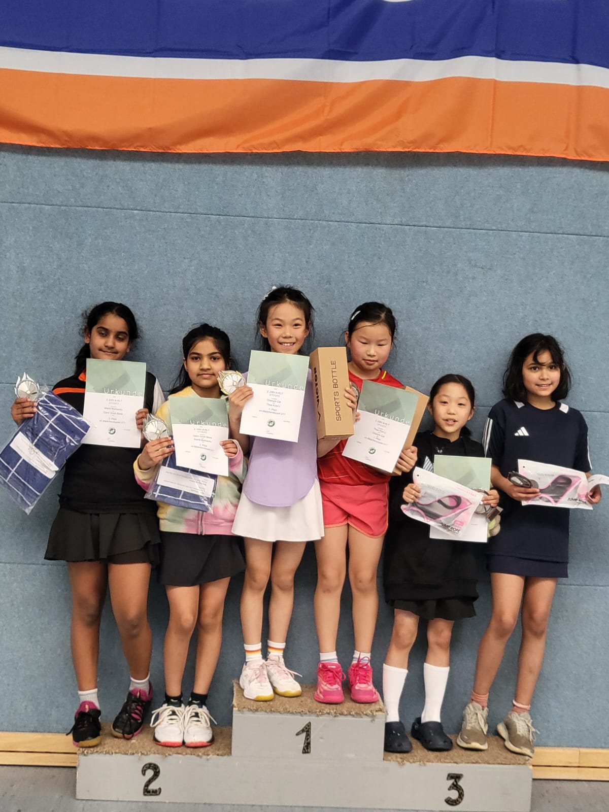 வெற்றிகரமான யேர்மனிய தேசிய சுற்றுப்போட்டியில் மகிழி மற்றும் தமிழி மார்க்கண்டு.