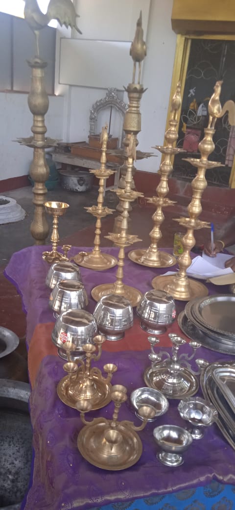 மடு தம்பனைக்குளம் முத்து மாரியம்மன் ஆலய கும்பாபிஷேகத்தை முன்னிட்டு பூசை உபகரணங்கள் அன்பளிப்பு.