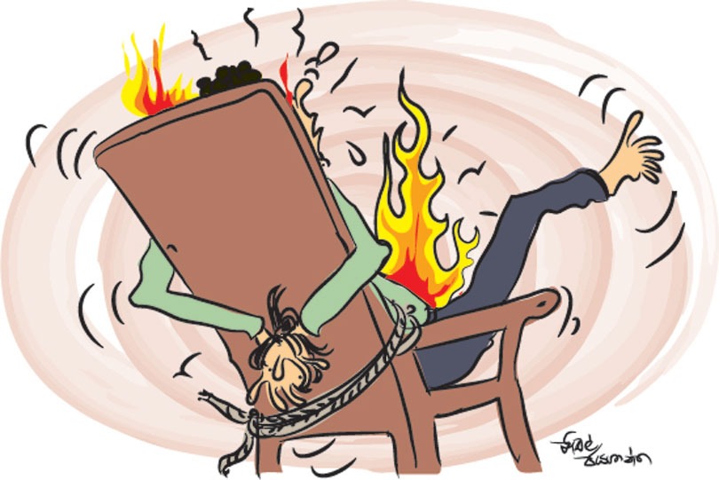 அதிகாரி நாற்காலியில் கட்டி எரிக்கப்பட்டார்