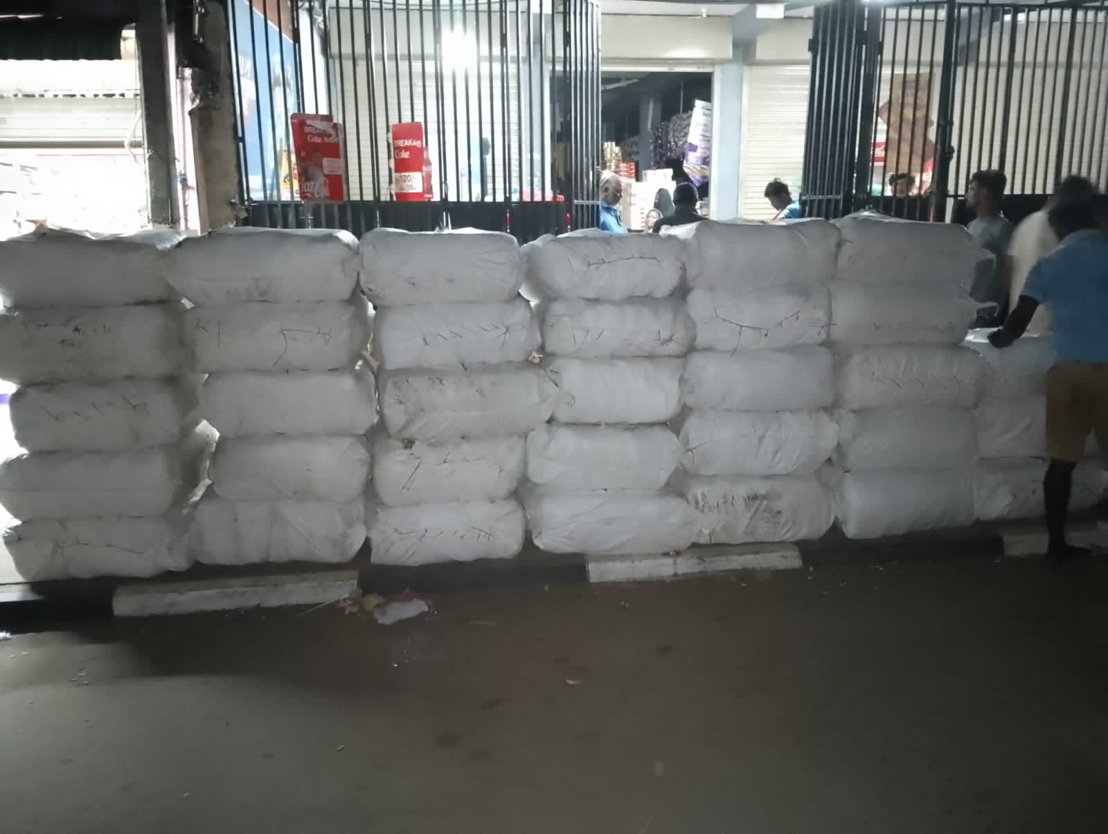 மன்னாரில் ஆயிரத்து 115 கிலோ  பீடி இலைகளுடன் இருவர் கைது