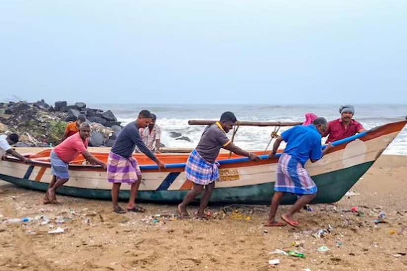 இலங்கைக் கடற்படையினரால் கைதான மீனவர் குடும்பங்களுக்கு தினமும் ரூ.500: புதுச்சேரி அரசாங்கம் உதவி!