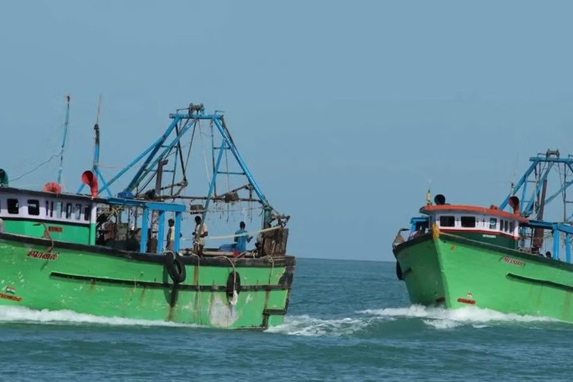 விசைப்படகுடன் 11 மீனவர்களை இலங்கைப் படை சிறைபிடித்தது.