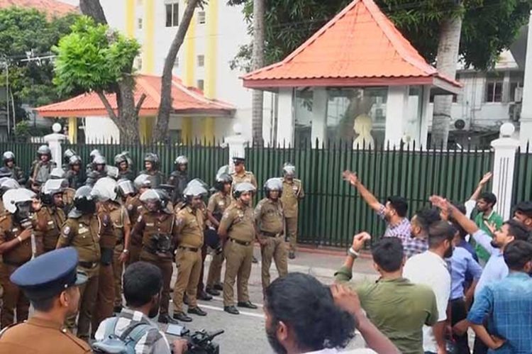 சுகாதார அமைச்சின் முன் போராட்டம் நடத்திய அனைத்து பல்கலைக்கழக மாணவர் ஒன்றிய மற்றும் சம சுகாதார பீடத்தை சேர்ந்த 27 பேர் கைது