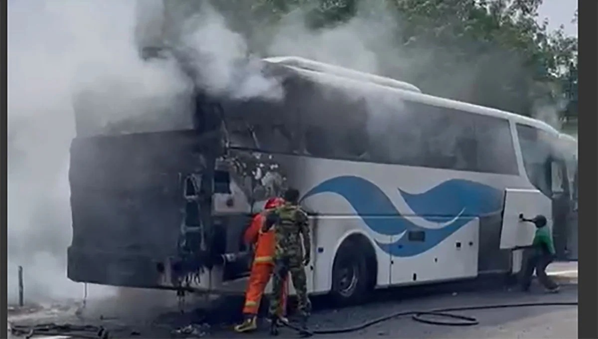 விரைவுச் சாலையில் சொகுசு பேருந்து தீப்பற்றி எரிந்தது…