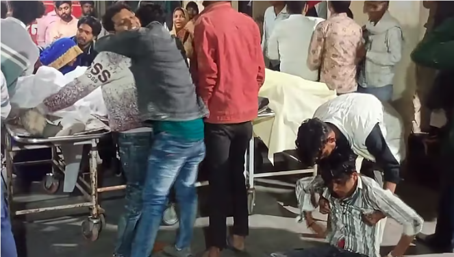 ஆக்ராவில் இருசக்கர வாகனங்கள் மோதிக்கொண்ட விபத்தில் 5 பேர் பலி!