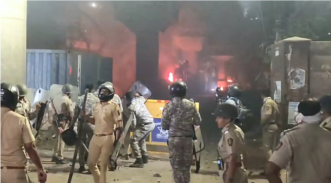 ஒளரங்கசீப் கல்லறையை இடிக்க வலியுறுத்தி நடைபெற்ற போராட்டம் வன்முறையாக மாறியதால் நாக்பூரில் பதற்றம்!