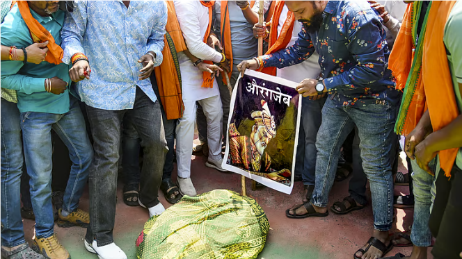 ஒளரங்கசீப் கல்லறையை இடிப்பவர்களுக்கு ரூ. 21 லட்சம் பரிசு வழங்கப்படும் என இந்து அமைப்பு அறிவிப்பு!