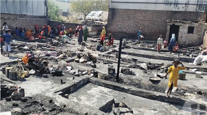 துவாரகா மோா் பகுதியில் ஏற்பட்ட பயங்கர தீ விபத்தில் 30 குடிசைகள், 2 தொழிற்சாலைகள் எரிந்து நாசம்