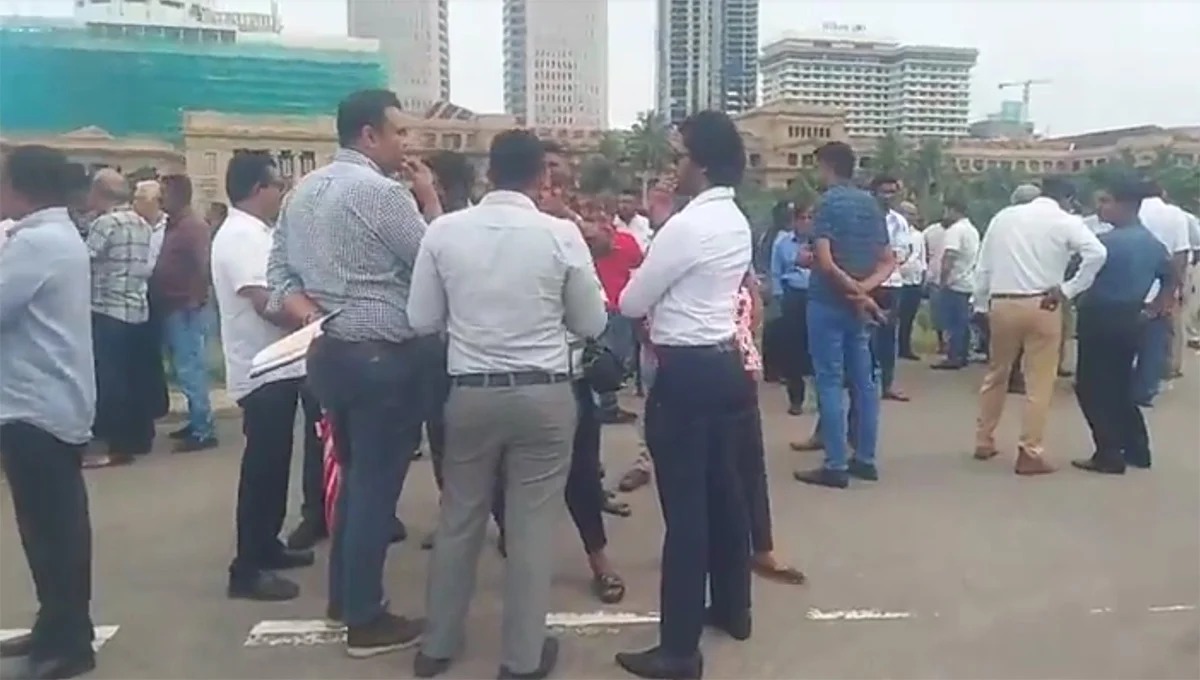 48 மணி நேரமாக எரிபொருள் ஆர்டர் இல்லை… விநியோகஸ்தர்கள் ஜனாதிபதி அலுவலகம் முன் போராட்டம்…