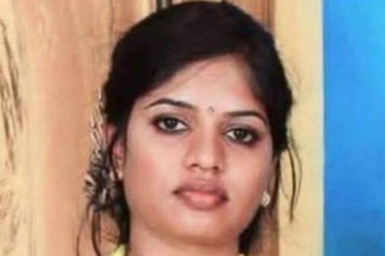 தீயிட்டு தற்கொலை செய்து கொண்டதாக கூறப்படும் பெண்ணின் மரணத்தில் சந்தேகம்!தந்தை பொலிஸில் புகார் !