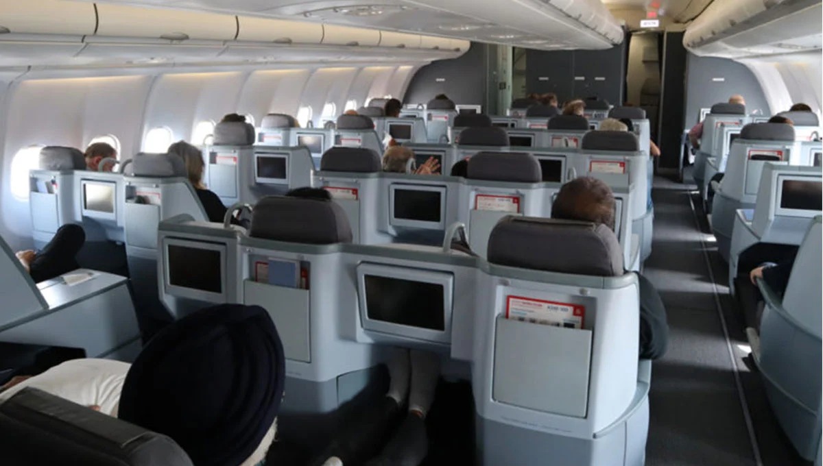 விமான பணிப்பெண்ணுக்கு பாலியல் தொல்லை: ஸ்வீடன் பயணி கைது!