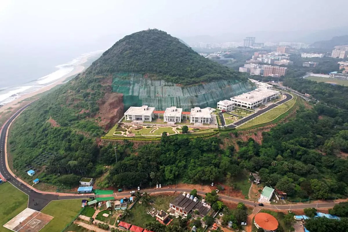 முன்னாள் ஆந்திர முதல்வர் ஜெகன் , மலையைக் குடைந்து கட்டிய அரண்மனை.