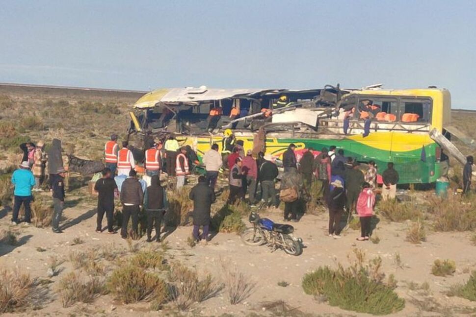 பொலிவியாவில் இரண்டு பஸ்கள் நேருக்கு நேர் மோதியதில், 37 பேர் பலி.