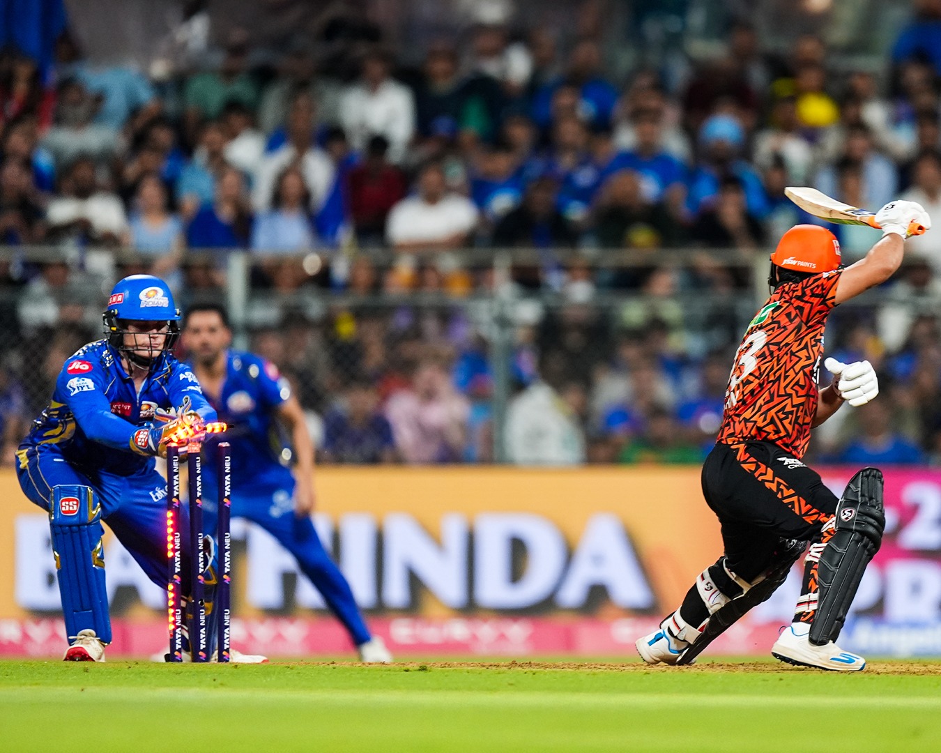 ஹைதராபாத் அணியை 4 விக்கெட்கள் வித்தியாசத்தில் வீழ்த்தி மும்பை இந்தியன்ஸ் அணி வெற்றி.