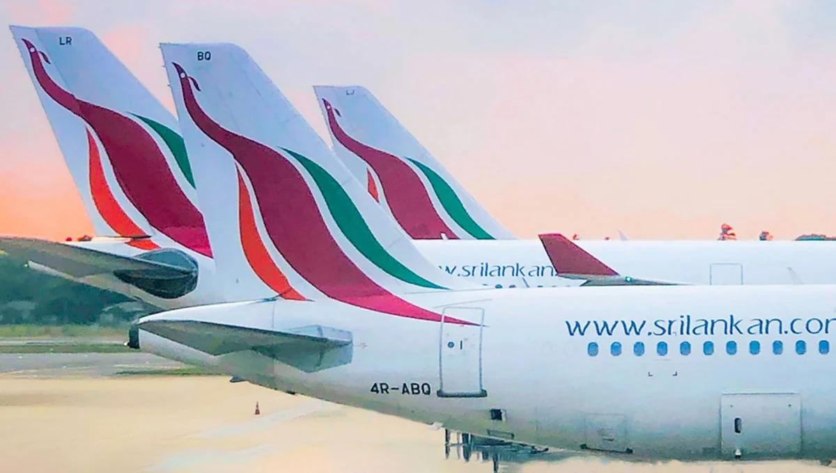 போனஸ் குறைப்பு.. ஸ்ரீலங்கன் விமான ஊழியர்கள் விமானங்களுக்குள் போராட்டம்