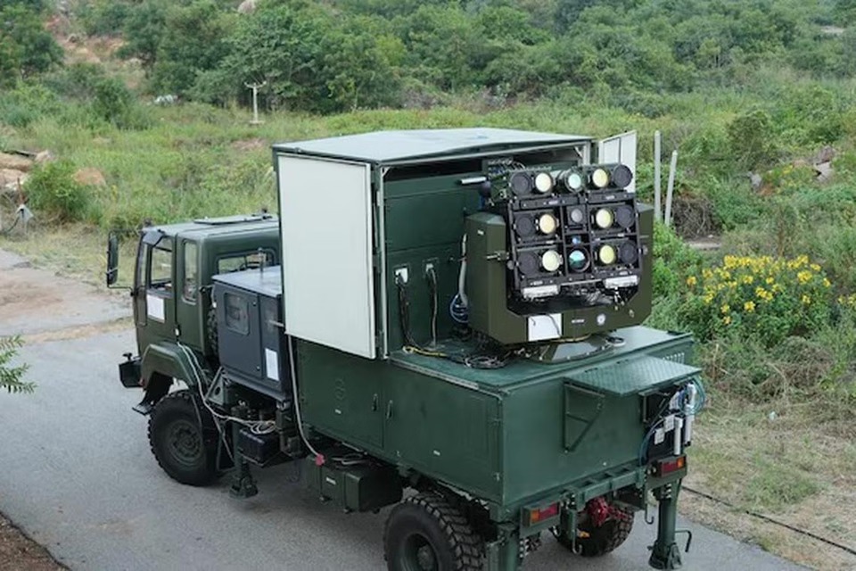 இந்திய விஞ்ஞானிகள் சாதனை: ‘டிரோன்’ எதிர்ப்பு லேசர் ஆயுத சோதனை வெற்றி!