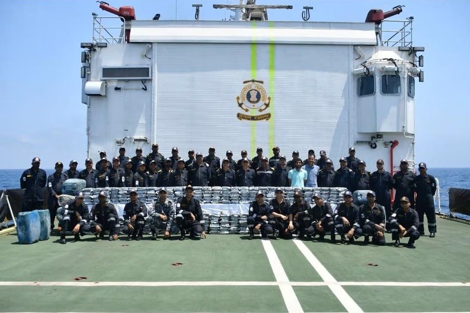 1,800 கோடி ரூபா போதைப்பொருளை கடலில் வீசி விட்டு ,  கடத்தல்காரர்கள் தப்பியோட்டம்!