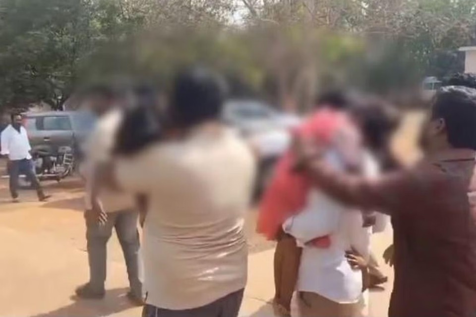 தானியக்க முறையில் மூடிய காரின் கதவு; மூச்சுத் திணறி இரு பிள்ளைகள் உயிரிழப்பு.