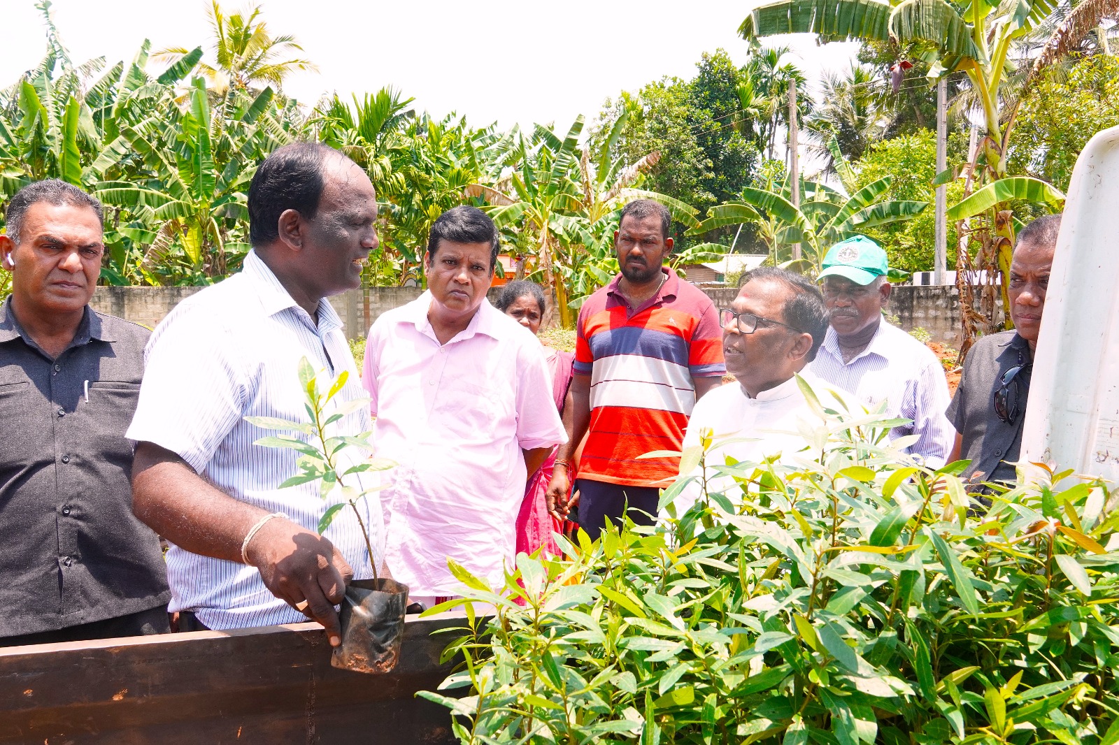 நாற்றுப் பண்ணையை பார்வையிட்ட ஆளுநர்.