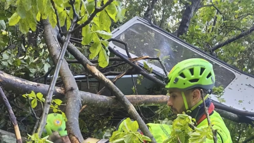 இத்தாலியில் கேபள் கார்  விழுந்ததில் 4 பேர் மரணம்.