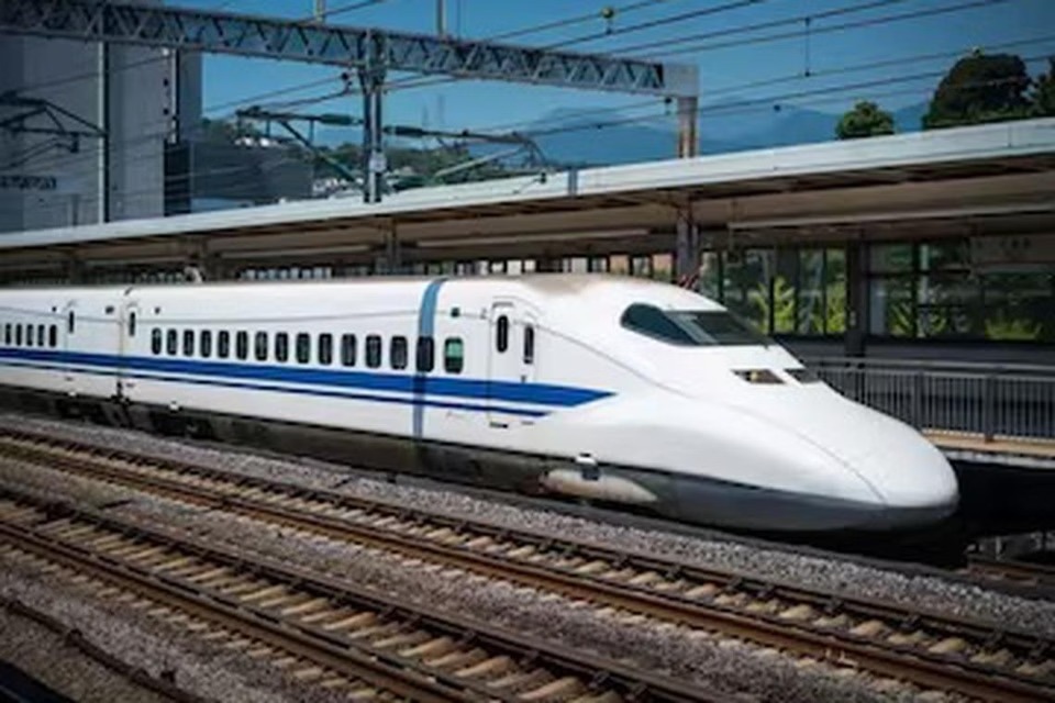 இந்தியாவுக்குப் பரிசு: ஜப்பானின் இரு புல்லட் ரயில்கள்.