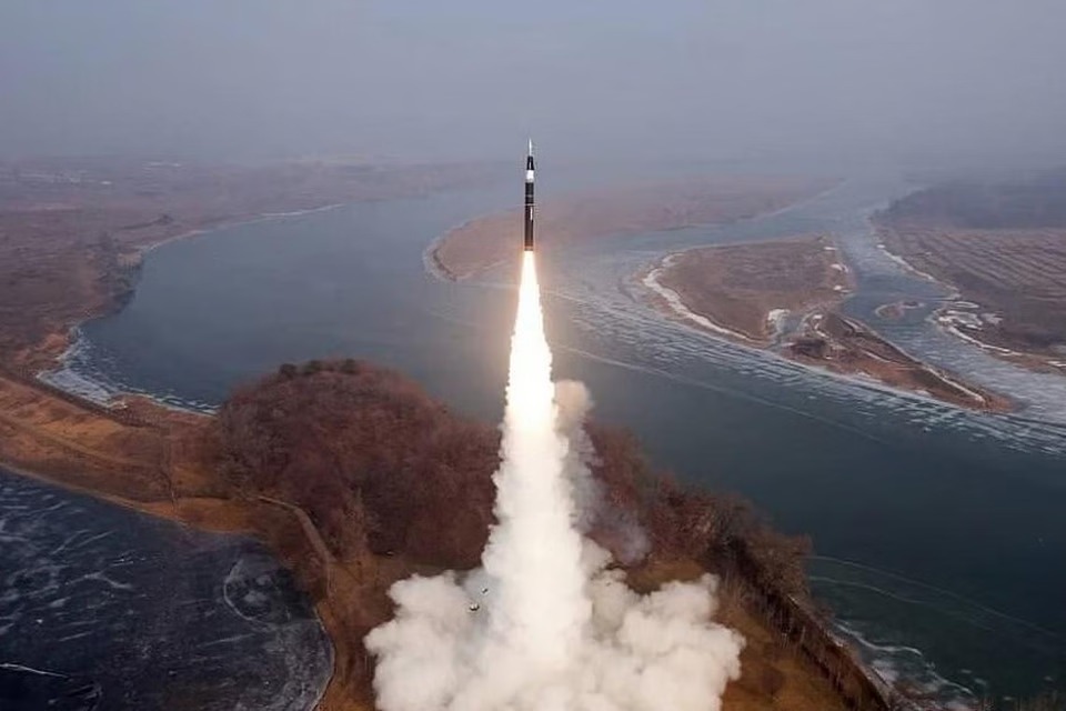 போர் பதற்றம்: ஏவுகணைச் சோதனை நடத்திய இந்தியா, பாகிஸ்தான்.