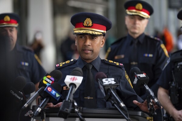 டொராண்டோ விமான நிலையத்தில் துப்பாக்கிச்சூடு: ஆயுதமேந்திய 30 வயது நபர் பொலிஸாரால் சுட்டுக்கொலை.