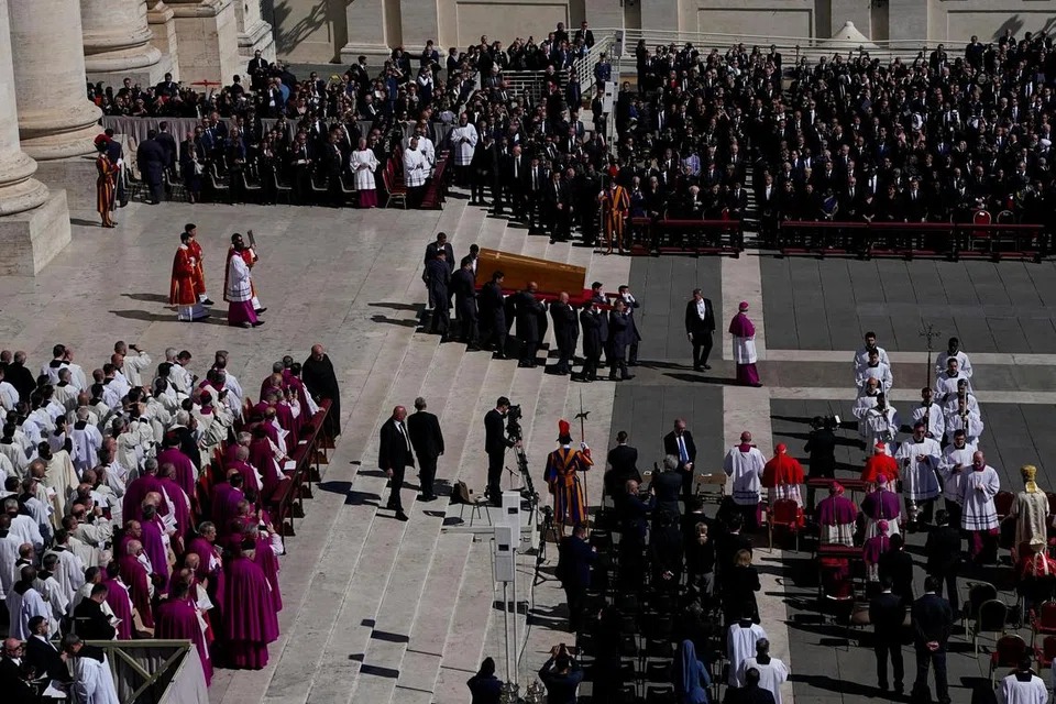 புனித பிரான்சிஸ் போப் ஆண்டவரின் உடல் அடக்கம் செய்யப்பட்டது.
