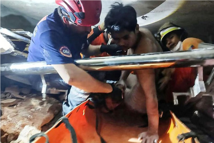 மியன்மார் கட்டட இடிபாடுகளிலிருந்து 5 நாள்களுக்குப் பின் உயிருடன் மீட்கப்பட்டவர்