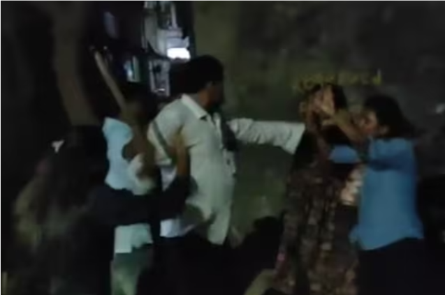 இளைஞர்களின் வெறிச்செயல்: “Excuse Me” என்ற பெண்களை கொடூரமாக தாக்கினர்