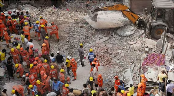 தில்லியின் முஸ்தபாஃபாத்தில் குடியிருப்புக் கட்டடம் ஒன்று இடிந்து விழுந்து விபத்துக்குள்ளானதில் 4 பேர் பலி!