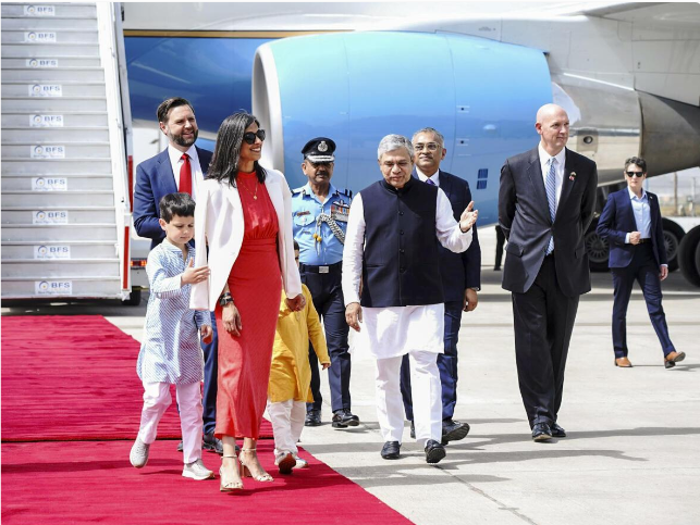 குடும்பத்துடன் இந்தியா வந்தார் அமெரிக்க துணை அதிபர் ஜே.டி.வான்ஸ்