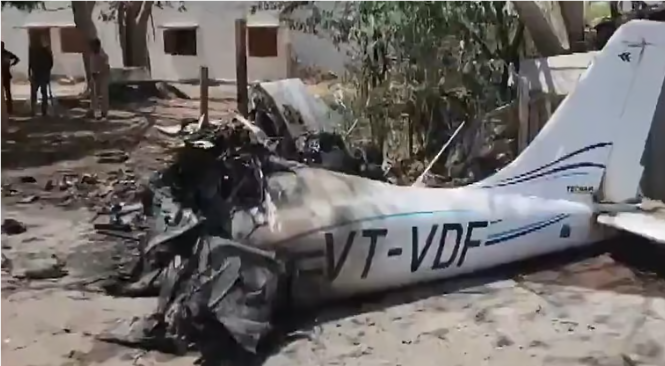 குஜராத்தில் குடியிருப்புப் பகுதியில் பயிற்சி விமானம் விழுந்து நொறுங்கியது