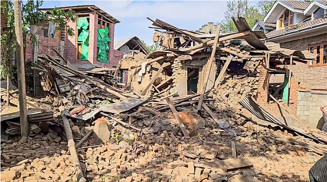 ஜம்மு-காஷ்மீரில் 10 பயங்கரவாதிகளின் வீடுகள் இடித்து தரைமட்டம்!