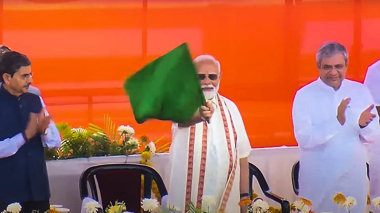 பாம்பன் புதிய பாலத்தை கொடியசைத்து திறந்து வைத்த பிரதமர் நரேந்திர மோடி!