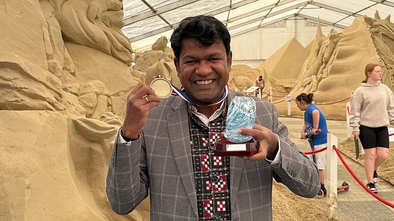 இந்தியாவின் புகழ்பெற்ற மணல் சிற்ப கலைஞர் சுதர்சன் பட்நாயக்குக்கு இங்கிலாந்தின் பிரெட் டாரிங்டன் சாண்ட் மாஸ்டர் விருது !