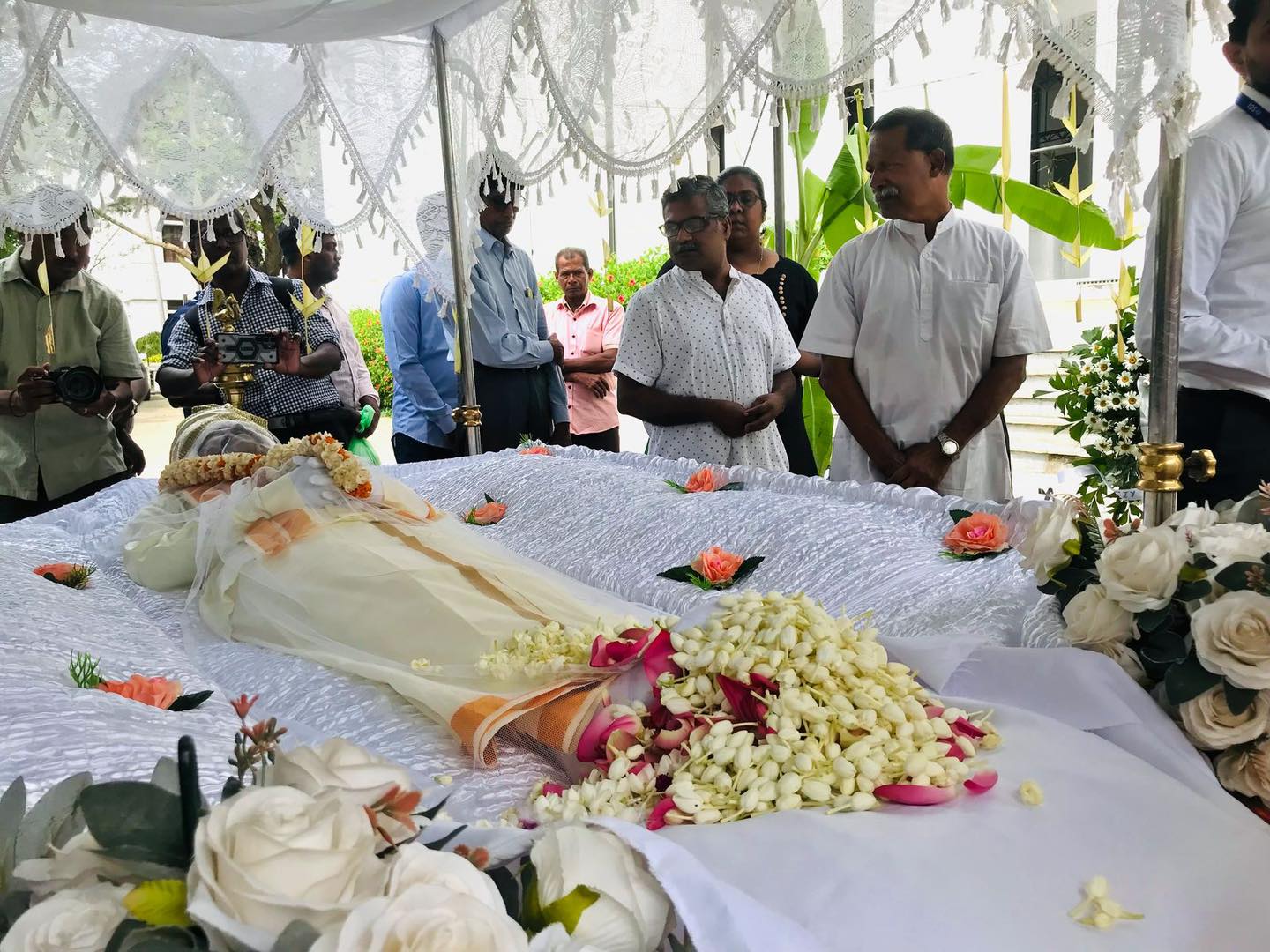 யாழ். இந்தியத் துணைத் தூதரக அதிகாரி பிரபாவின் பூதவுடலுக்குப் பலரும் அஞ்சலி!