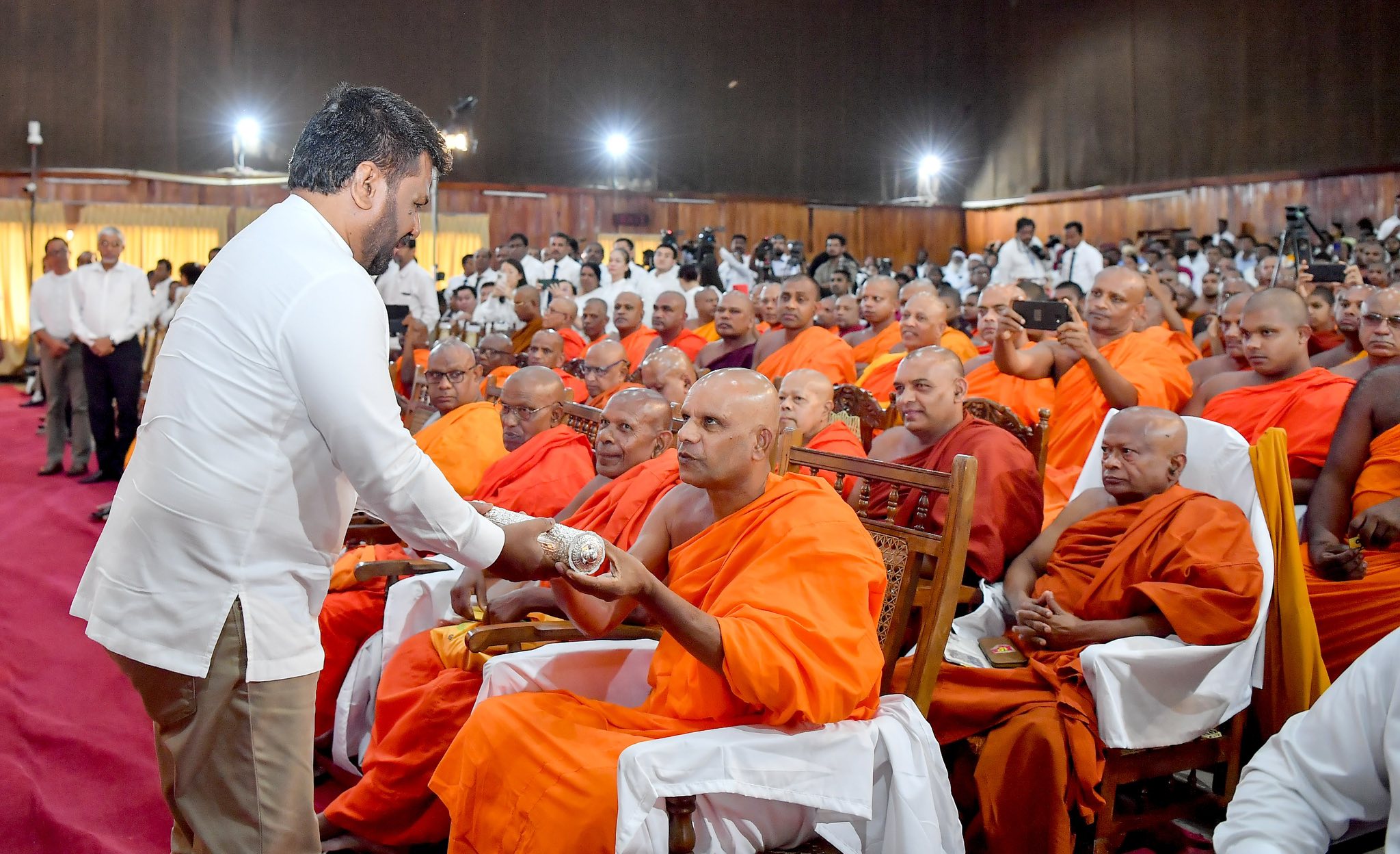 ஜனாதிபதியின் பங்கேற்புடன் அரச வெசாக் விழா ஆரம்பம்.